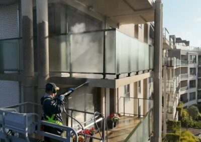 Architectonische betongevels reinigen